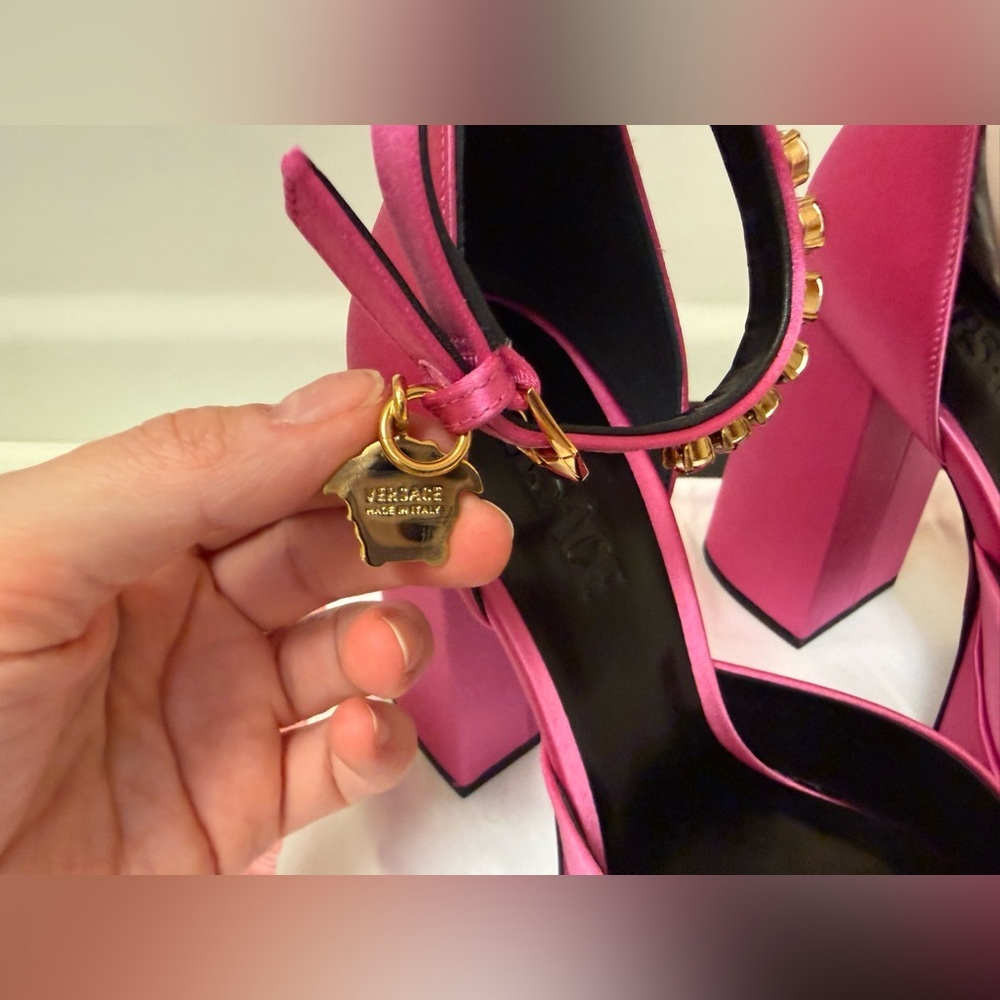 SOLD NWT VERSACE Barbie Medusa Satin D’Orsay Platform Pumps Pink 38/US 7.5 - Picture 6 of 13